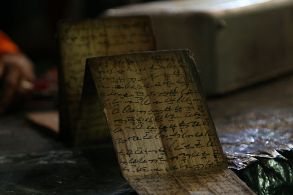 sebuah naskah yang di tulis pada kulit kayu (foto by: samsu.humas)